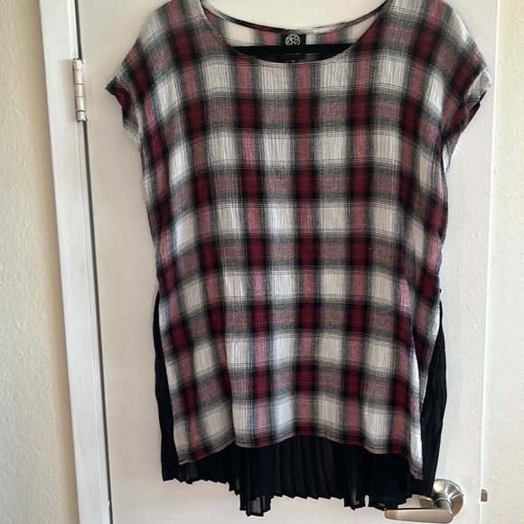 Bobeau black, red and white plaid top. Longer in back w/ black pleats. XL - Picture 1 of 3